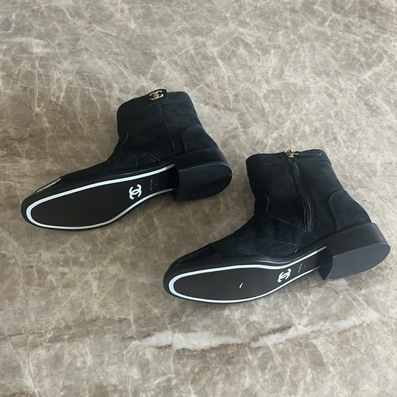 CC Chanel Suede Cap Toe Quilted Turnlock 1” Inch Stacked Heel Ankle Boots Sz 41 - Picture 13 of 15